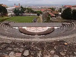 Orchestre de l'odéon antique de Lyon : onze qualités de roches, marbres colorés, porphyres vert et rouge, brèches rose ou violette, syénite.