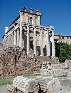 L'église du XVIIe&nbsp;siècle de San Lorenzo à Miranda conserve le portique à colonnes de l'ancien temple romain d'Antonin et Faustine, comme on le voit aujourd'hui dans le Forum Romanum, sur la Via Sacra, en face de la Regia.
