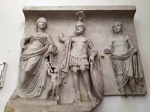 Sculpture montrant un soldat et deux citoyens