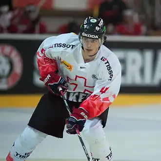 Photographie couleur de Roman Wick avec le chandail blanc de l'équipe de Suisse