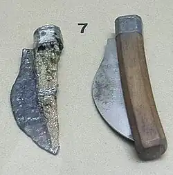 vue en couleur de deux canifs repliés. Celui de gauche est très usagé, celui de droite est une reproduction moderne.