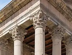 Détail des chapiteaux de la façade.