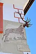 Tête de cerf au coin de la façade