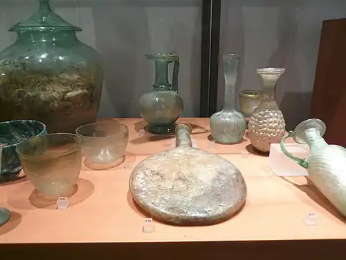 Verres romains : gourde, flacon à onguent, balsamaire