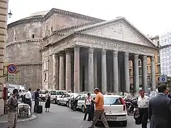 place, au fond colonnes et fronton antique