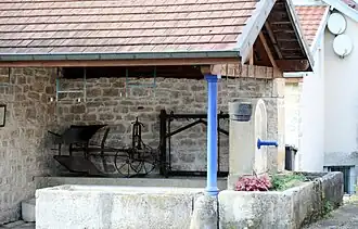 Fontaine au croisement route des Fontaines-chemin des Grands Prés.