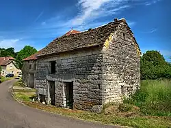 Petit bâtiment avec toit de lauzes.