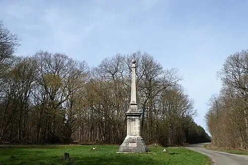 La pyramide du rond de France, délimitant les communes de Saint-Maixme-Hauterive, Châteauneuf-en-Thymerais et Saint-Jean-de-Rebervilliers.