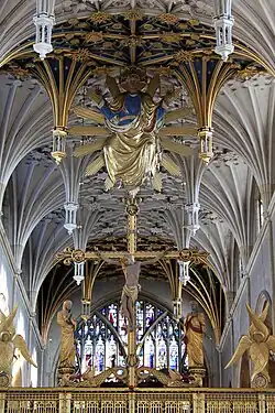 Partie haute du jubé de l'église St Mary à Wellingborough. Crucifixion, séraphins et Christ en Majesté