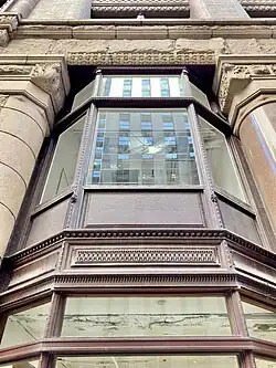 Fenêtre arquée du rez-de-chaussée.