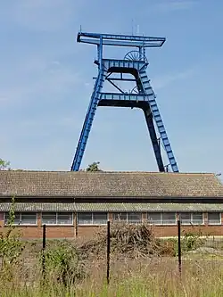 Au premier plan, les bureaux.