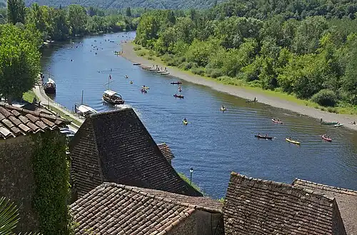 La Dordogne au bourg de La Roque-Gageac. En rive opposée, commune de Cénac-et-Saint-Julien.