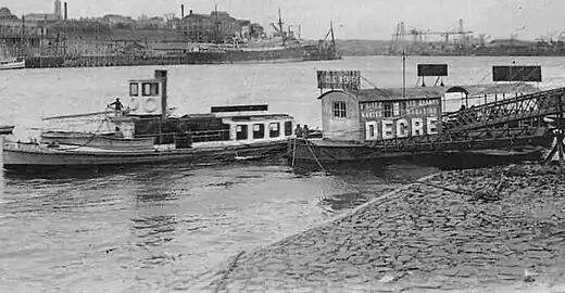 Roquio à Trentemoult assurant la liaison fluviale de passagers entre Rezé, Chantenay et Nantes vers les années 1910. On note une publicité pour les magasins Decré sur l'abri de l'embarcadère.