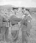Le lieutenant-général SS Erwin Rösener remettant des médailles à des soldats slovènes de la Garde nationale vers 1944.