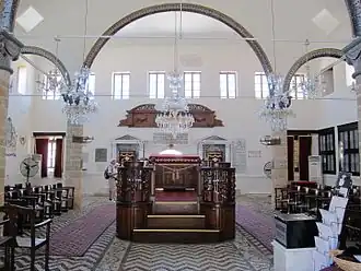 Intérieur de la synagogue Kahal Shalom.