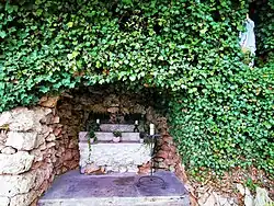 La grotte de Lourdes.