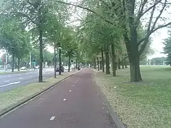 pont pour la circulation des vélos, étendue d'eau à gauche