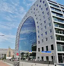 La halle, vue de profil.