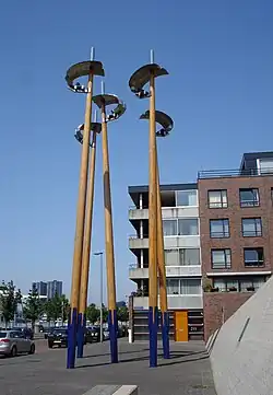 Monument commémoratif lumineux de la place.