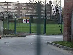 Photo du stade Dubrulle-Verriest vu de derrière un but.