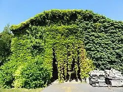 Le puits no&nbsp;2 se trouve derrière cette « porte ».