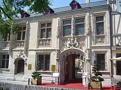 Façade sur la Place de la Pucelle.