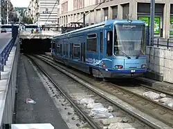 Un tramway avec une section souterraine tel qu'évoqué à Rennes existe en France : le tramway de Rouen en 1994, localement dénommé… « métro ».