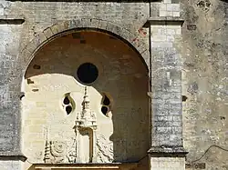 Le décor au-dessus du portail.