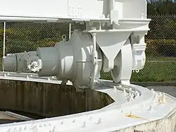 Gros plan, démultiplication des moteurs d'azimut.