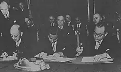 J. H. Maarseveen au nom du royaume des Pays-Bas, le sultan Hamid II au nom des autres États et Hatta au nom de la république d'Indonésie signent l'accord final de la conférence de la Table ronde de La Haye (1949)