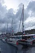 Le trimaran aux côtés des autres voiliers de la flotte sous le regard du public du village départ de la Route du Rhum