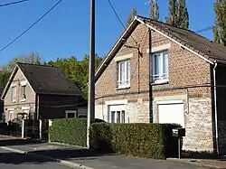 Des habitations groupées par deux.