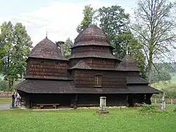 Les tavaillons ont connu de nombreux usages en Europe centrale, ici comme toiture d'une église à Rownia, près d'Ustrzyki Dolne en Pologne.