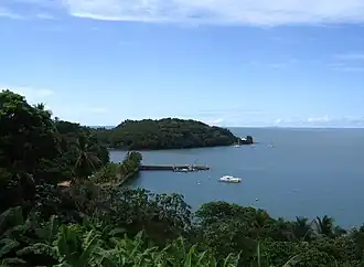 Débarcadère de l'île Royale, avec l'île Saint-Joseph en second plan.