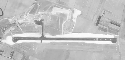 Aérodrome de Royan le 21 août 1976 avec sa nouvelle piste enrobée 11/29, son aire de stationnement enrobé et une piste en herbe. Début des travaux de la tour de contrôle.