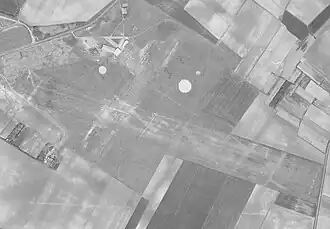 Aérodrome de Royan le 26 avril 1975 avec ses deux pistes en herbe.