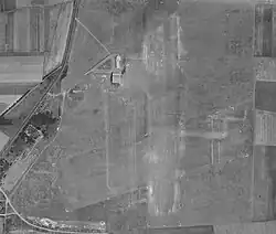 Aérodrome de Royan le 31 juillet 1963 (aérogare avec toit rond) et hangar aéroclub.