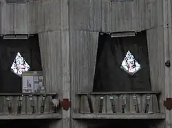 Tribunes inférieures.