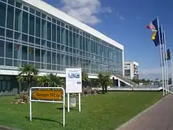 avant le Palais de Congrès