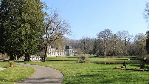 Vue du château d'Écuiry et de son parc.