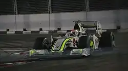 Vue à travers des grillages de la BGP 001 de Barrichello dans la nuit de Singapour
