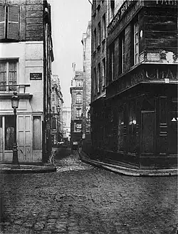 Rue vue depuis l'ancienne place des Trois-Maries, en 1866 (cliché de Charles Marville).