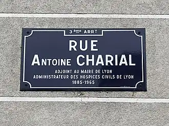 Voir la plaque.