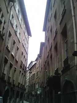 le centre de la rue Chenoise