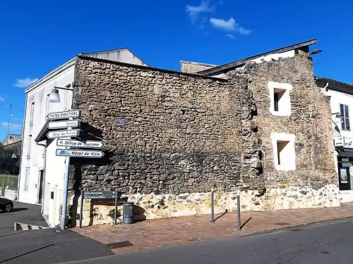 Vestige des remparts de la deuxième enceinte du Bourg de la Grande Fontaine, rue des Cordeliers, à l'angle de la place Joseph-Pancaut