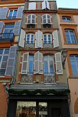 no&nbsp;7 : façade de l'immeuble.