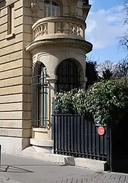 Détail d'un immeuble au croisement avec l'avenue Georges-Mandel.