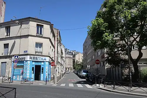 Au croisement avec la rue Pelleport.
