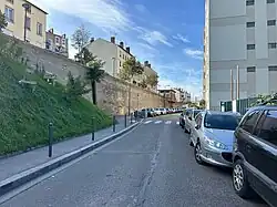 Terrain en décrochement sous le boulevard Réguillon, à l'approche de la place Jules-Grandclément.