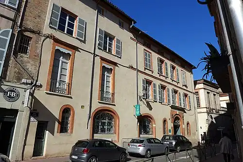 Façade de l'hôtel sur la rue Fermat.